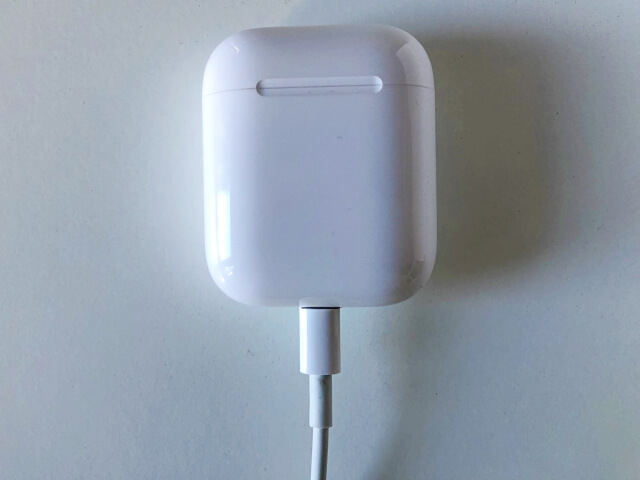 アップルのエアーポッズを充電