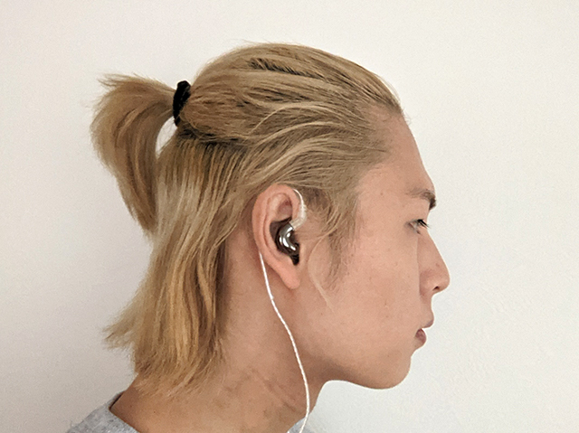 中華イヤホンBLONのBL-Miniの装着イメージ